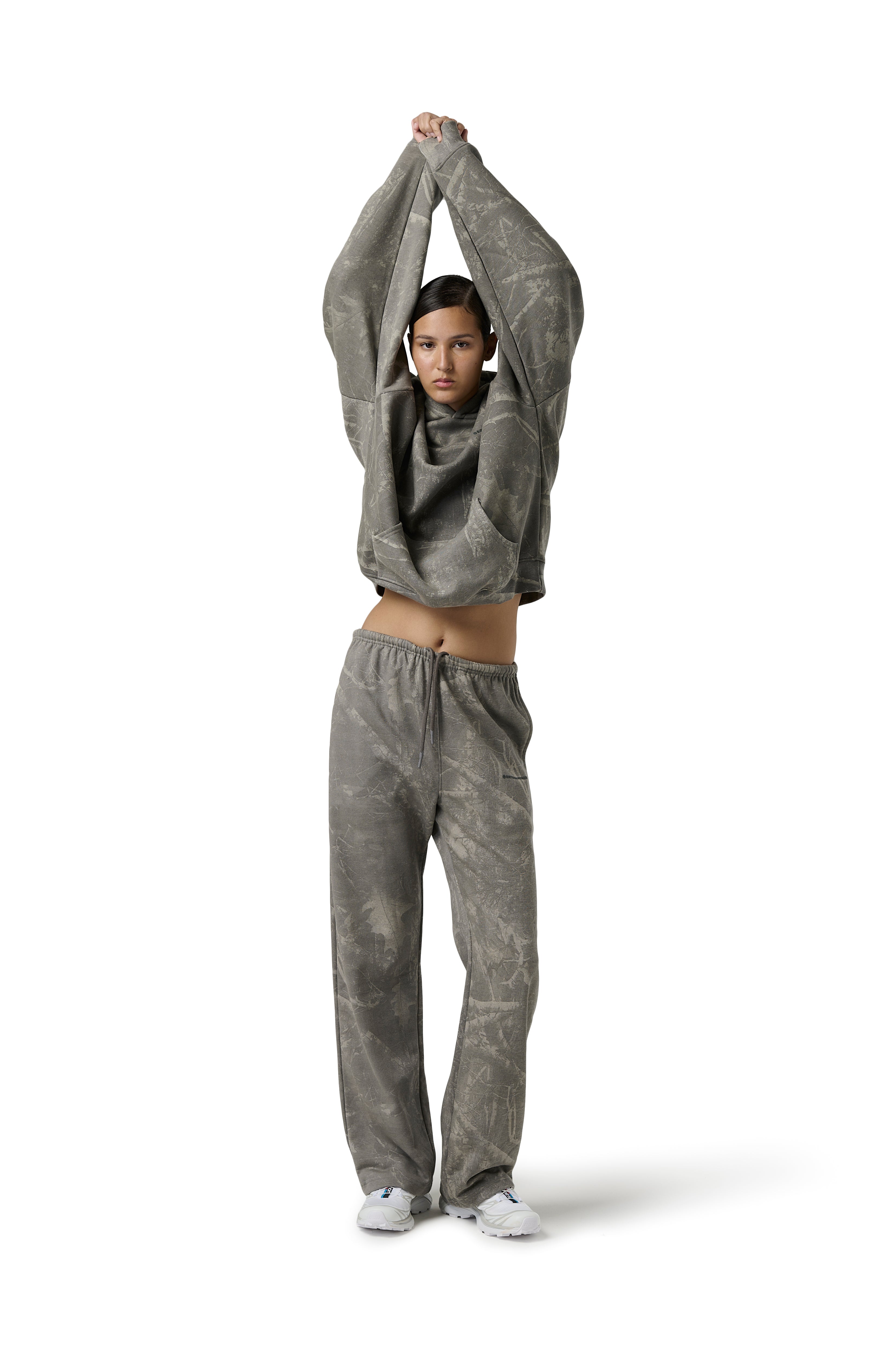 Model Scarlett is 5'8" and wears size S.